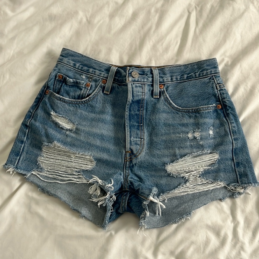 Levi’s 501 High-Wasted Denim Shorts in size W28!